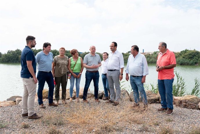 Antonio Hernando (PSOE) en su visita a la Balsa del Sapo, en El Ejido (Almería)