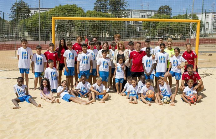 Imagen de la visita de la alcaldesa de Huelva, Pilar Miranda, al Campus Recreativo de Fútbol Playa.