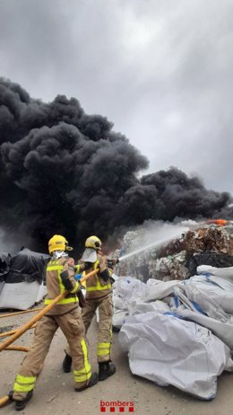 Incendio en una nave industrial en Sabadell (Barcelona)