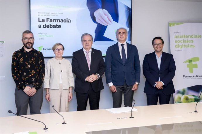 Pie de foto 1: De izquierda a derecha, Enrique Ruiz Escudero, del PP; Daniel Aparicio, moderador; Jesús Aguilar, presidente del CGCOF; Carmen Andrés, del PSOE; Javier Padilla, de Sumar.