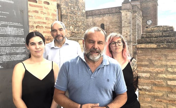 El candidato número uno al Congreso de los Diputados por Sumar en la provincial de Huelva, Rafael Sánchez Rufo, en Zufre.