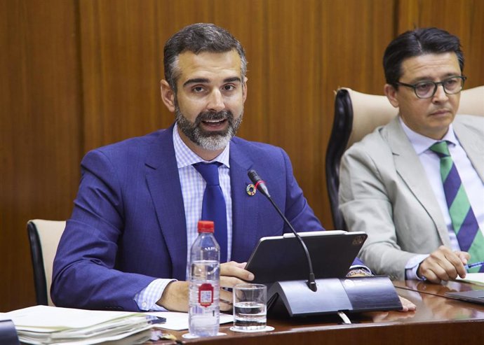 El consejero de Sostenibilidad, Medio Ambiente y Economía Azul, Ramón Fernández-Pacheco, en comisión parlamentaria