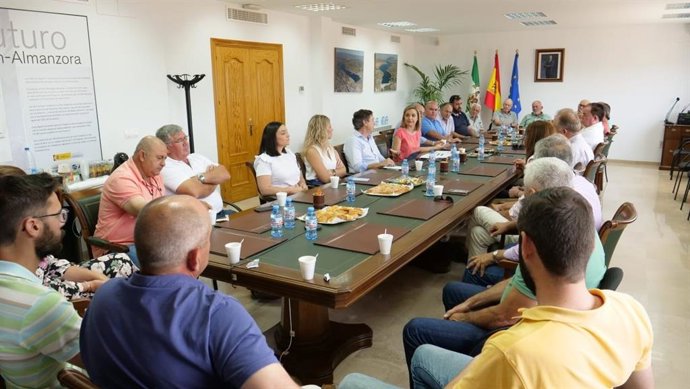 Los candidatos del PP al Congreso Maribel Sánchez Torregrosa y Rafael Hernando se reúnen con regantes del Almanzora en Almería.