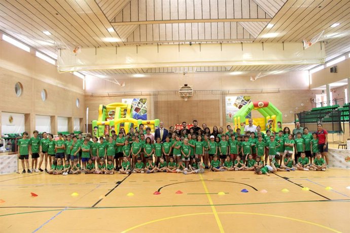 Foto de familia del rector con los participantes en las Escuelas de Verano de la UJA