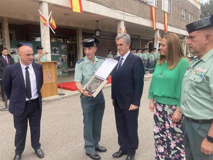 Agustín (i) y Javier Casado, hermanos del coronel fallecido, reciben una placa del director de la Guardia Civil, Leandro Marcos, en presencia de Virginia Barcones y el general jefe de Zona, Luis del Castillo.