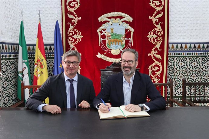 El delegado de la Junta de Andalucía en la provincia de Córdoba, Adolfo Molina, y el alcalde de Puente Genil, Sergio Velasco.
