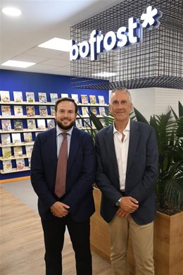 El delegado territorial de Economía, Hacienda y Fondos Europeos de la Junta de Andalucía, Agustín López (izda.), junto al presidente del grupo Bofrost España, José Luis Fonteboa.