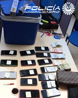 Detenidos en Arganzuela cuatro personas con 18 móviles robados