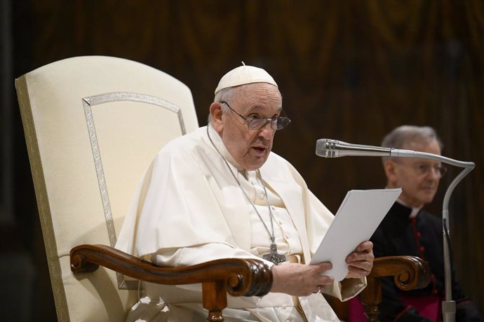 HANDOUT - 23 June 2023, Vatican, Vatican City: Pope Francis speaks in the Sistine Chapel. Photo: Simone Risoluti/Vatican Media/dpa - ACHTUNG: Nur zur redaktionellen Verwendung im Zusammenhang mit der aktuellen Berichterstattung und nur mit vollstndiger