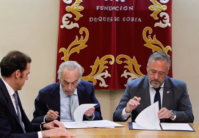Firma del convencio entre las fundaciones Castilla y León y Duques de Soria.
