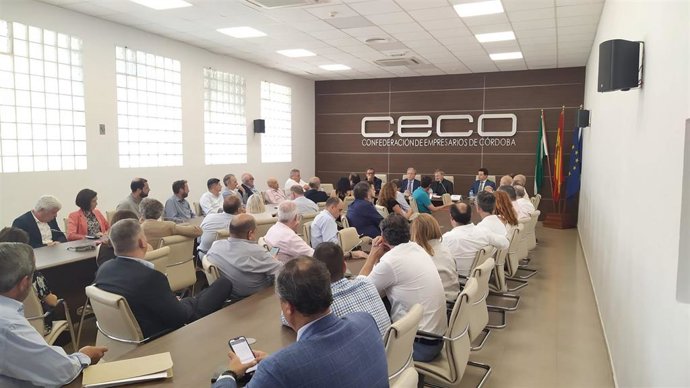 La junta directiva de CECO con la asistencta del deán-presidente del Cabildo Catedral de Córdoba.