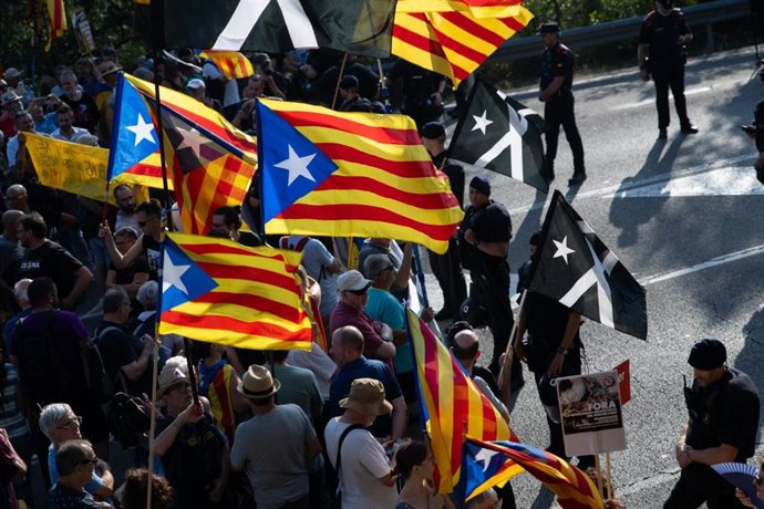 Momento en que un cordón policial frena la marcha