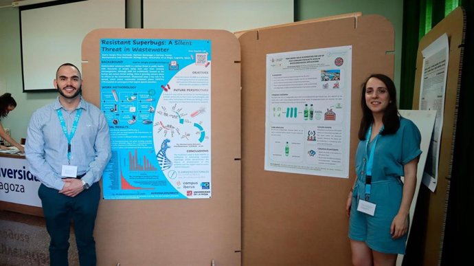 Mario Sergio Pino Hurtado, a la izquierda de la imagen junto a su póster premiado