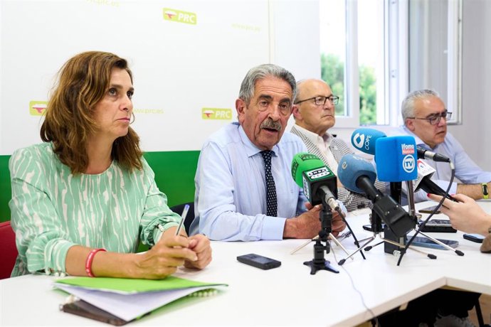 Archivo - (I-2D) La vicesecretaria de Organización del PRC, Paula Fernández, el secrretario general, Miguel Ángel Revilla, y el vicesecretario de Acción Territorial, Javier López Marcano, en el Comité Ejecutivo Regional del partido