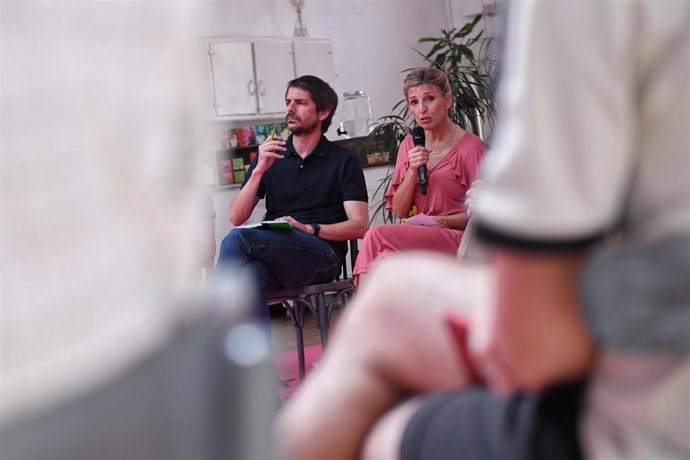 La vicepresidenta segunda y ministra de Trabajo y Economía Social, Yolanda Díaz y el portavoz de Sumar Ernest Urtasun