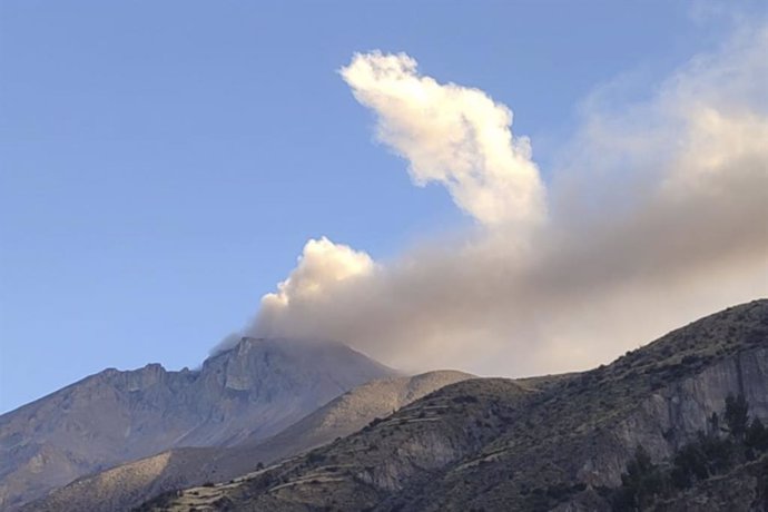 Explosión en el volcán Ubinas, en Perú