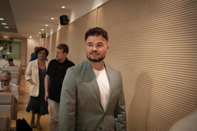 El número 1 de ERC por Barcelona, Gabriel Rufián, a su llegada a la presentación de la imagen y el lema de ERC para la campaña para el 23J, a 27 de junio de 2023, en Barcelona, Cataluña (España). Esquerra Republicana de Catalunya (ERC) ha presentado hoy