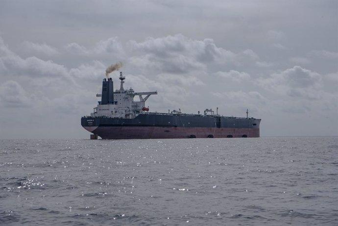 Archivo - El buque ANSHUN II con las defensas “Yokohama” preparadas y las tuberías conectadas para recibir otro petrolero y trasvasar crudo ruso, a 20 millas de Ceuta, a 5 de marzo de 2023, en Ceuta (España). Los buques CRIUS, ANSHUN II y Nobel, petrolero