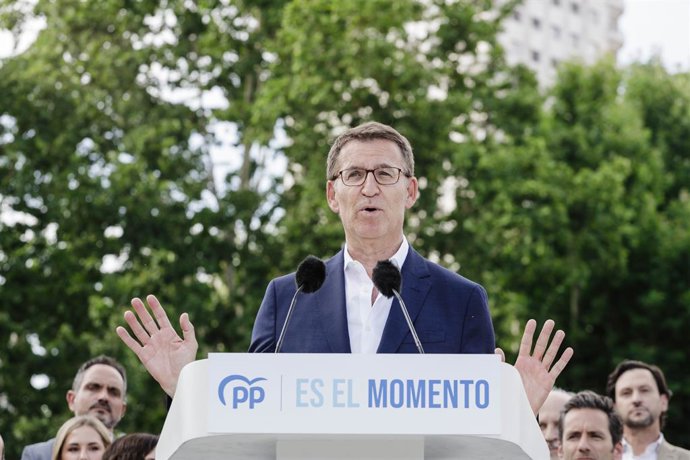 El presidente del Partido Popular y candidato a la Presidencia del Gobierno, Alberto Núñez Feijóo, presenta la candidatura por Madrid para las elecciones del 23 de julio, en Plaza de España, a 5 de julio de 2023, en Madrid (España). Feijóo presentó ayer