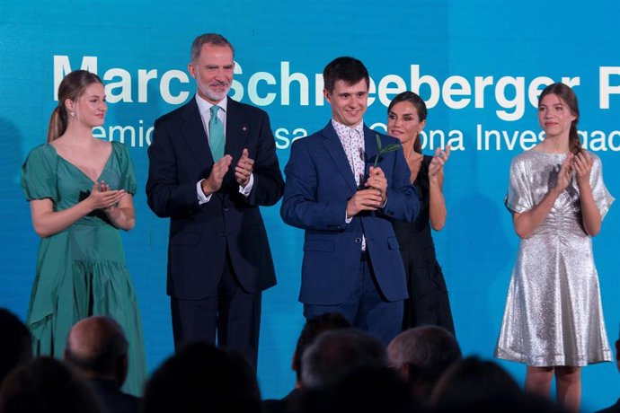 Los Reyes Felipe (2i) y Letizia (2d), la Princesa Leonor (i) y la Infanta Sofía (d) con el premiado el Doctor en Biomedicina y profesor en Yale, Marc Schneeberger Pané, durante el acto de entrega de Premios de la Fundación Princesa de Girona 2023 (FPdGi