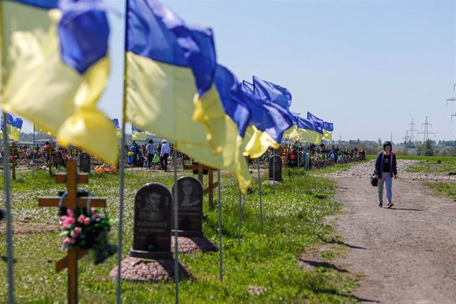 Archivo - Imagen de archivo de banderas de Ucrania sobre tumbas de soldados ucranianos
