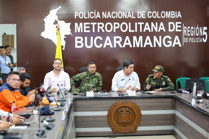 El alcalde de la ciudad colombiana de Bucaramba, Juan Carlos Cárdenas, reunido con la Policía, el Ejército y la Fiscalía