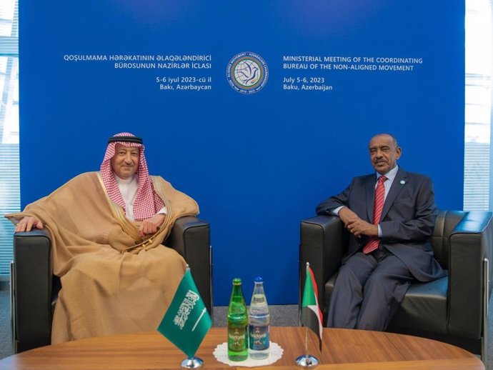 El viceministro de Exteriores saudí Walid Eljereiji y el ministro de transición de Sudán, Ali al Sadiq, en una reunión al margen de la cumbre del Buró de Coordinación del Movimiento de Países No Alineados en Bakú, Azerbaiyán