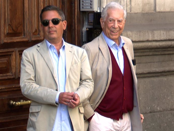 Archivo - Mario Vargas Llosa y su hijo Gonzalo en una imagen de archivo