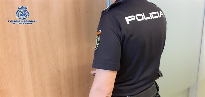 La Policía Nacional auxilia a una mujer en estado semi inconsciente que llevaba 4 días caída en su casa