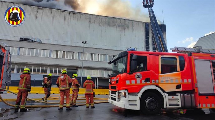 Bomberos trabajan en un incendio que afecta a una nave industrial del polígono de Riba-roja de Turia (Valencia)