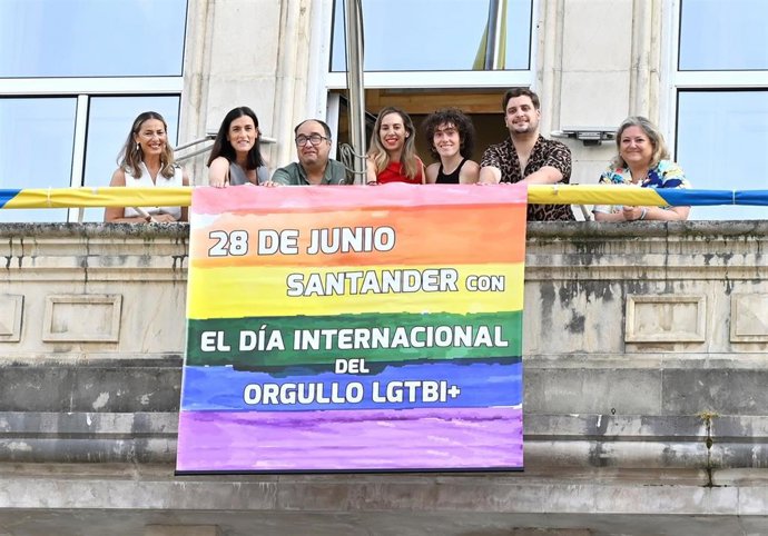 Colocación de la pancarta por el Día del Orgullo LGBTI en Santander.