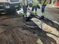 La rotura de la tubería en plaza Progreso afecta a más de 400 usuarios y a unos 24 establecimientos