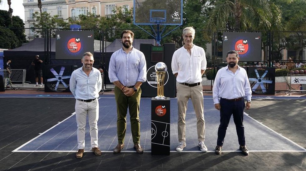 El presidente de la ACB, Antonio Martín; el diputado provincial Juan Rosas; el secretario general de Deporte de la Junta de Andalucía, José María Arrabal; y el concejal de Deporte del Ayuntamiento de Málaga, Borja Vivas.