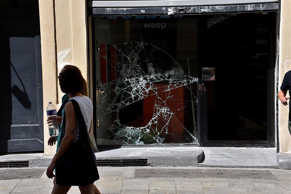 Escaparate dañado durante los disturbios de los últimos días en Marsella