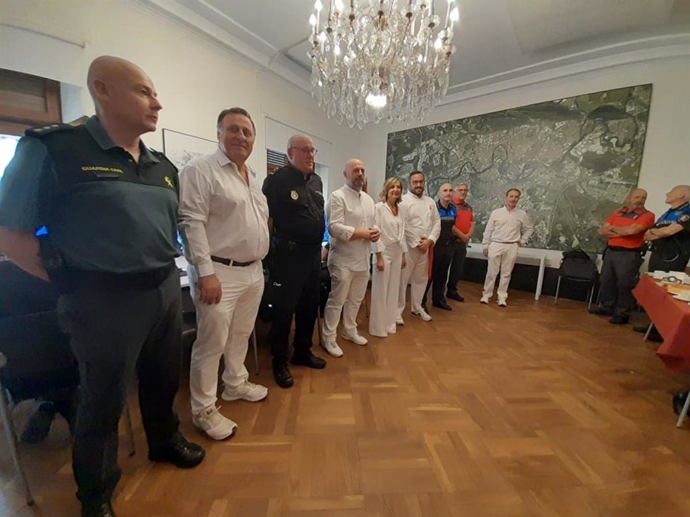 La alcaldesa de Pamplona, Cristina Ibarrola; el delegado del Gobierno en Navarra, José Luis Arasti, y el consejero de Presidencia, Igualdad, Función Pública e Interior, Javuer Remírez, en el puesto de mando avanzado por Sanfermines.