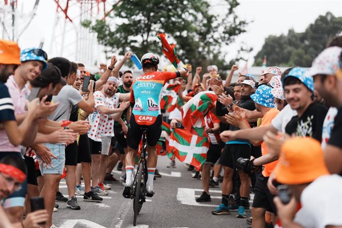 El ciclista italiano del equipo Lotto Dstny Jacopo Guarnieri durante la subida del Pike Bidea en la primera etapa del Tour de Francia, a 1 de julio de 2023, en Bilbao, Vizcaya, País Vasco (España).