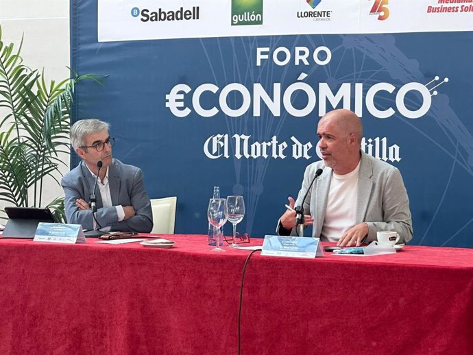 Sordo (d)  en el foro Económico de El Norte de Castilla.