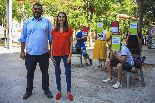 El cabeza de lista de Sumar MÉS, Vicenç Vidal, y la número dos, Elisabeth Ripoll, este jueves en la plaza del Tubo (Palma)