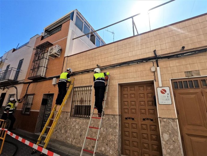 Operarios de Endesa trabajando en la red del barrio de La Plata, en Sevilla.