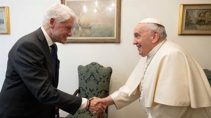 Bill Clinton y el Papa Francisco.