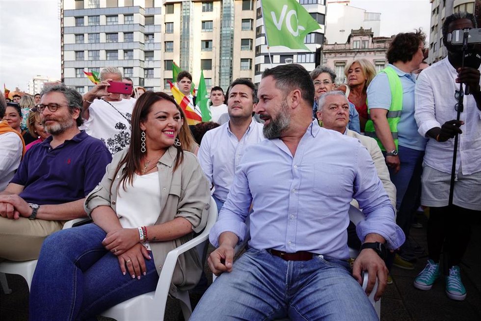 El presidente de Vox, Santiago Abascal, y la diputada en el Principado, Carolina López, durante un acto de precampaña electoral de Vox,  en Gijón.