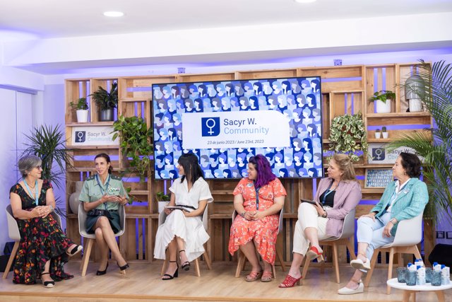 Mesa redonda con mujeres referentes en disciplinas STEM en el marco de la presentación de W Community