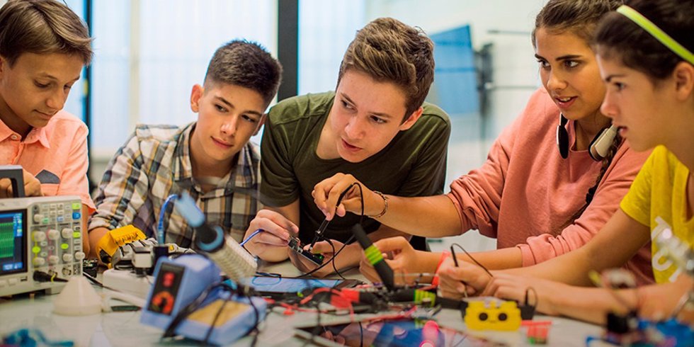 Archivo - Encuesta de la Fundación Vodafone sobre formación en competencias digitales en las escuelas