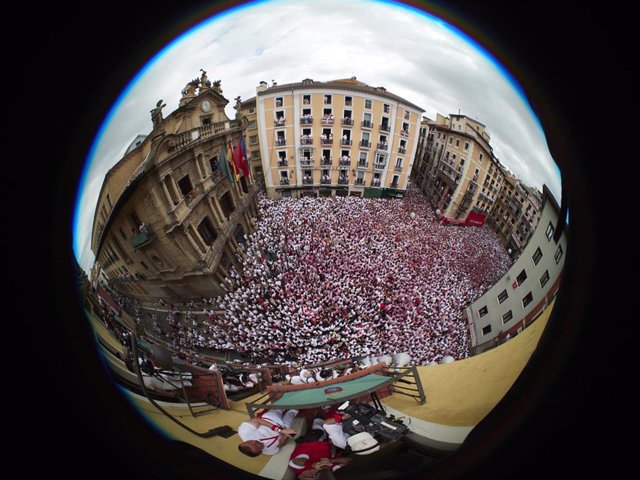 Ambiente en la plaza Consistorial de Pamplona en el inicio de los Sanfermines de 2023.