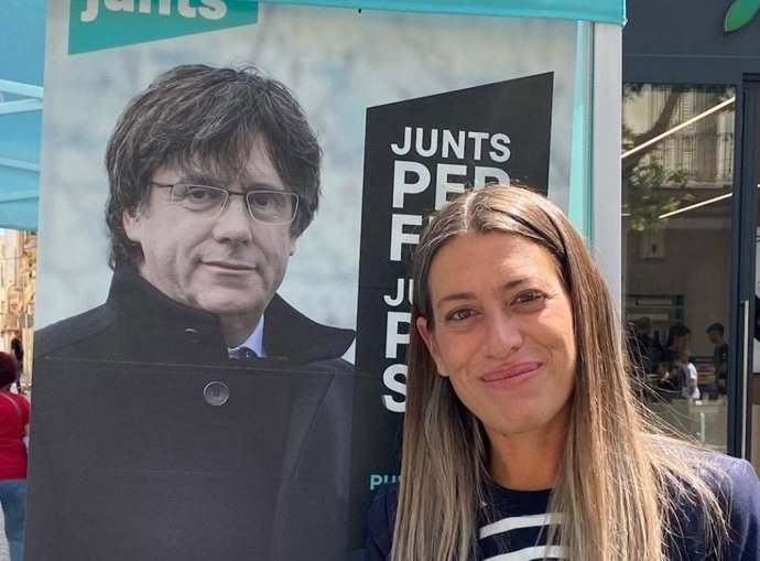 Archivo - La portavoz de Junts en el Congreso, Míriam Nogueras, delante de un cartel electoral del expresidente de la Generalitat Carles Puigdemont
