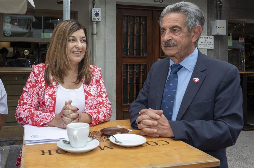 La nueva presidenta de Cantabria, María José Sáenz de Buruaga, y el ya expresidente Miguel Ángel Revilla se toman un café antes de simbolizar el traspaso de poderes