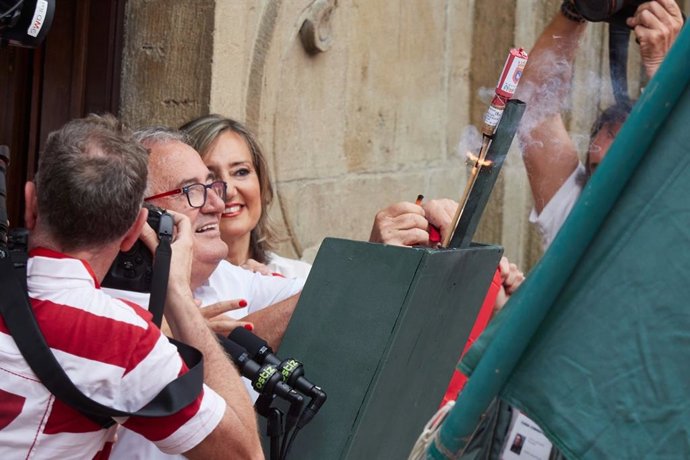 La alcaldesa de Pamplona, Cristina Ibarrola, con el presidente de Osasuna, Luis Sabalza, en el momento en que este ha prendido el chupinazo de inicio de los Sanfermines de 2023.
