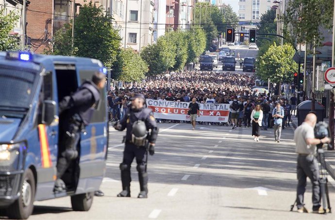 Centenares de personas con pancartas durante una manifestación en dirección a Stellantis, en la quinta jornada de la huelga del metal, a 6 de julio de 2023, en Vigo, Pontevedra, Galicia (España). Hoy se celebra una nueva jornada de huelga tras no haber 