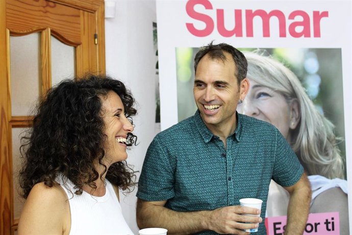 El candidato de Sumar al Congreso por Málaga, Toni Valero, y con la coordinadora de Sumar en Málaga, Diana Farazeh