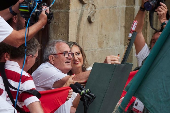 El presidente del Club Atlético Osasuna, Luis Sabalza, en el momento de lanzar el chupinazo de los Sanfermines de 2023, acompañado por la alcaldesa de Pamplona, Cristina Ibarrola.
